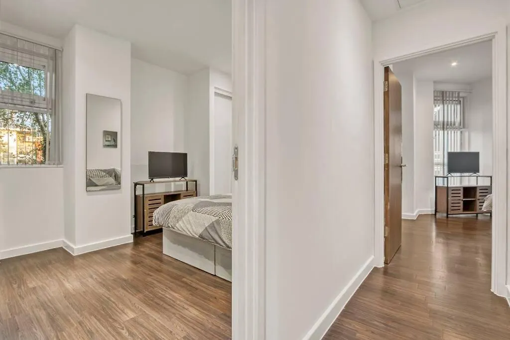 Heathrow 2-Bedroom Urban Oasis London