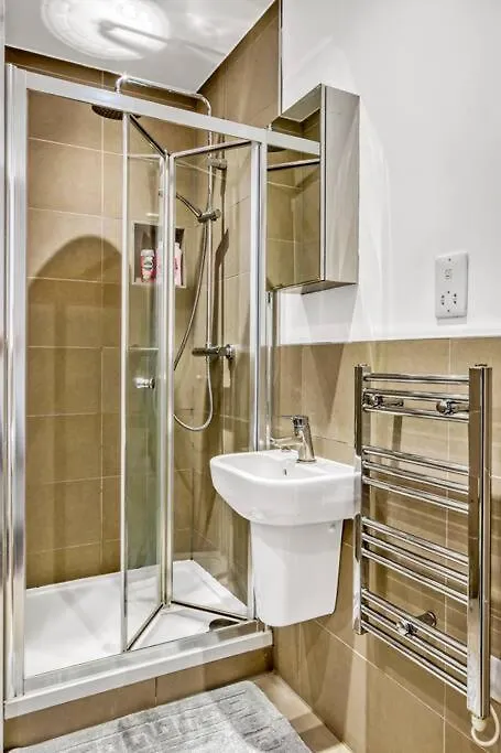 Apartment Heathrow 2-Bedroom Urban Oasis London