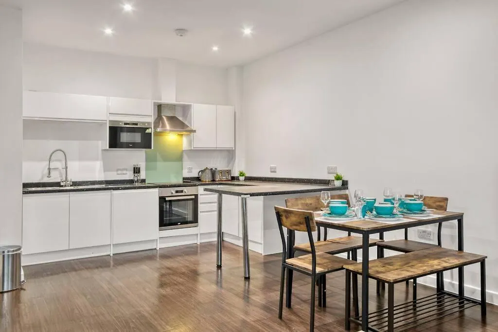 Apartment Heathrow 2-Bedroom Urban Oasis London