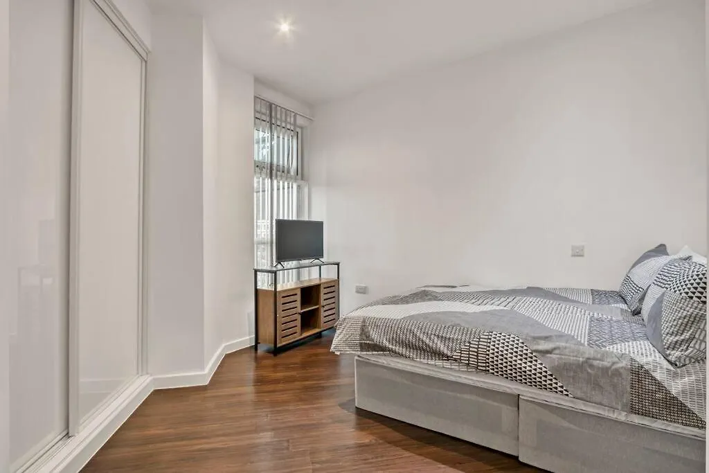Heathrow 2-Bedroom Urban Oasis London