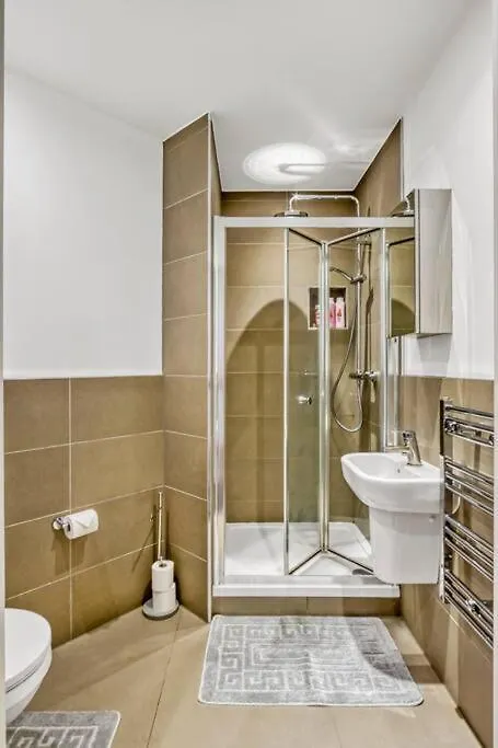 Heathrow 2-Bedroom Urban Oasis London