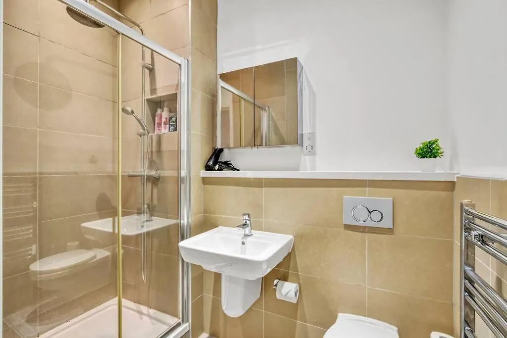 Heathrow 2-Bedroom Urban Oasis London Apartment
