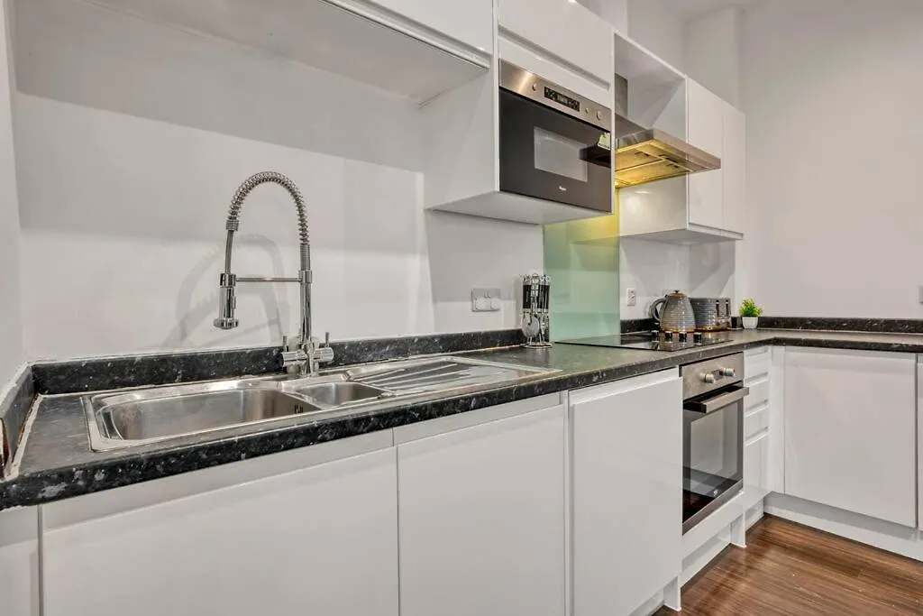 Heathrow 2-Bedroom Urban Oasis London 0*,